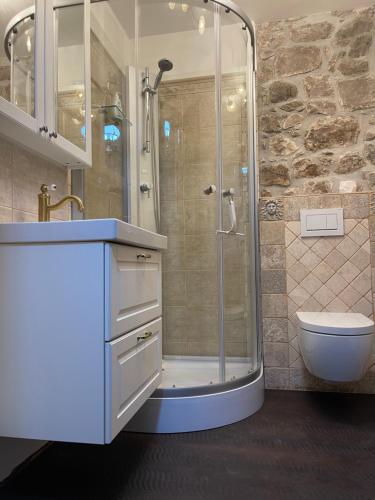 bagno con doccia, lavandino e servizi igienici di Villa Gabine a Kaštela (Castelli)