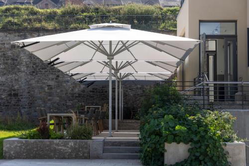 a white umbrella in front of a building at DAS KEHRS - Hotel auf dem Petersberg in Erfurt