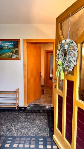 a hallway of a house with a door and a wreath at Ferienwohnung Herta in Dürnau