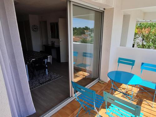 une chambre avec un balcon avec une table et des chaises dans l'établissement Appartement Ensoleillé avec Terrasse et Parking au Centre de Meschers, Proche Plages et Commerces - FR-1-550-38, à Meschers-sur-Gironde