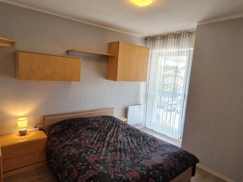 une petite chambre avec un lit et une fenêtre dans l'établissement Appartement Ensoleillé avec Terrasse et Parking au Centre de Meschers, Proche Plages et Commerces - FR-1-550-38, à Meschers-sur-Gironde