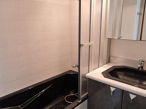 La salle de bains est pourvue d'un lavabo et d'une douche. dans l'établissement Appartement Meschers-sur-Gironde, 2 pièces, 4 personnes - FR-1-550-38, à Meschers-sur-Gironde