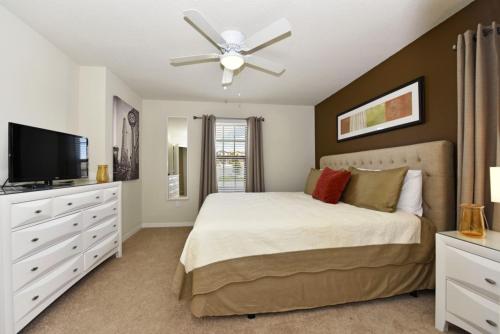 מיטה או מיטות בחדר ב-2112 Windsor At Westside Resort 7 Bedroom Villa