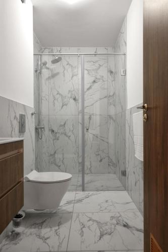 y baño con ducha, bañera y aseo. en The luxury flat, en Ahtopol