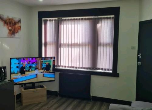 En TV eller et underholdningssystem på Charming 1-Bed Apartment in Peebles