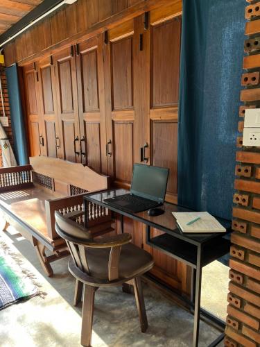 a room with a desk with a laptop on it at Ashi Guesthouse Chiangdao in Chiang Dao