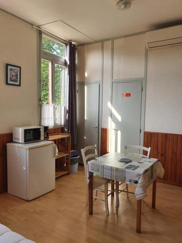 Gallery image of Camping des 2 Rives- Chambres in Étang-sur-Arroux