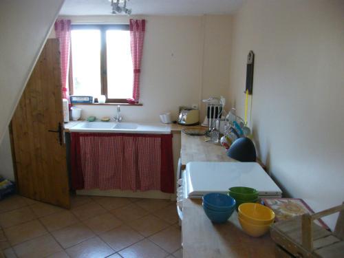 eine Küche mit einer Spüle und einer Arbeitsplatte in der Unterkunft La Ferme de Montaigu in Montaigu-les-Bois