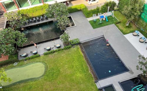 an overhead view of a swimming pool in a yard at Fifth Pattaya Jomtien By Shiwalai Int in Jomtien Beach