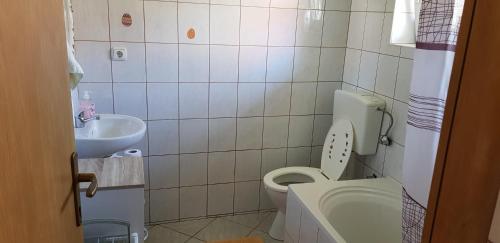 a bathroom with a toilet and a sink at Mirni kutak in Donje Pazarište