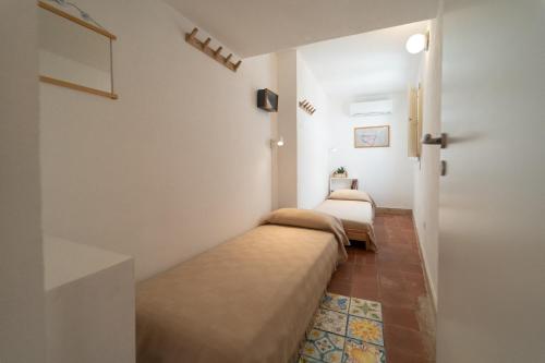 1 Schlafzimmer mit 2 Betten in einem Zimmer in der Unterkunft Ortigia Colourful Apartment in Syrakus