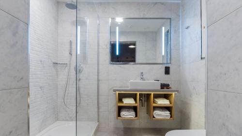 La salle de bains est pourvue d'une douche et d'un lavabo. dans l'établissement AX The Saint John, à La Valette