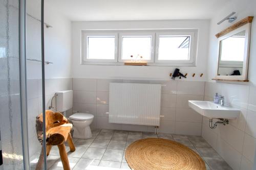 Ванная комната в Ferienhäuser Rosalinn und Felinchen