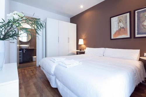 Säng eller sängar i ett rum på Inside Barcelona Apartments Sants