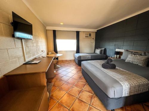 Televízia a/alebo spoločenská miestnosť v ubytovaní Hospitality Port Hedland