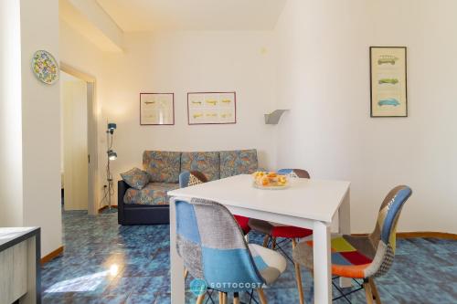 ein Wohnzimmer mit Tisch und Stühlen und einer Couch in der Unterkunft BLUE HOUSE - SAN FOCA in San Foca