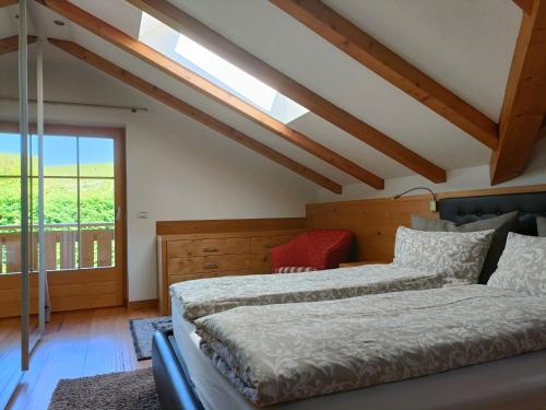 1 Schlafzimmer mit 2 Betten und einem Fenster in der Unterkunft Fiemme Deluxe Apartment in Castello di Fiemme