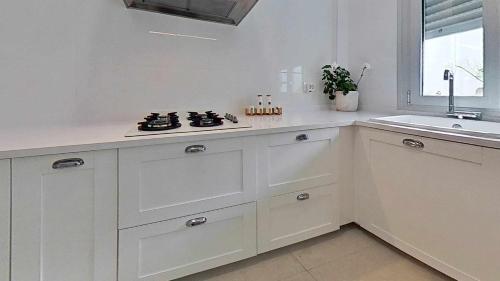 A kitchen or kitchenette at Precioso ático en edificio Nuevo Juzgado
