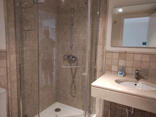 a bathroom with a shower and a sink at Casa La Gaviota en el centro de Zahara in Zahara de los Atunes