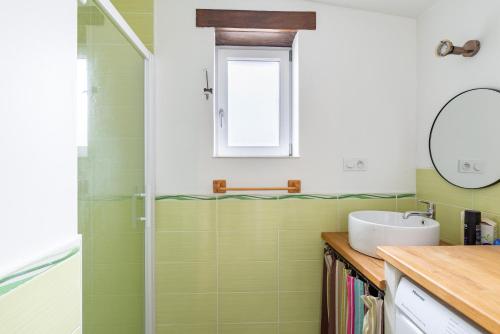 une salle de bain avec un lavabo et un miroir dans l'établissement Bel Even, à Plouër-sur-Rance