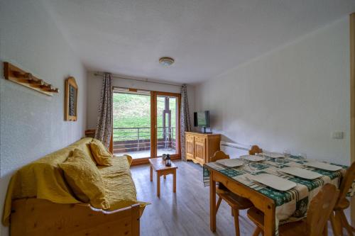 - une chambre avec une table, un lit et une fenêtre dans l'établissement Boule de Neige, à Villarembert