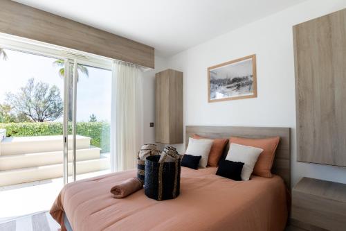 Postel nebo postele na pokoji v ubytování Le Palm Beach