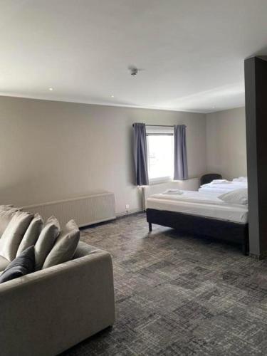 Ein Bett oder Betten in einem Zimmer der Unterkunft Konvin Hotel by Reykjavik Keflavik Airport
