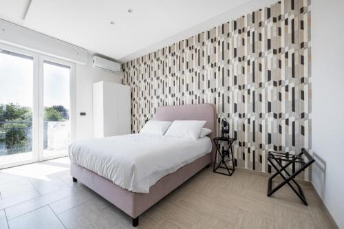sypialnia z łóżkiem i ceglaną ścianą w obiekcie Resp Suites Novara w mieście Novara