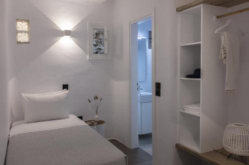 Ένα ή περισσότερα κρεβάτια σε δωμάτιο στο Villa Agapi, 2 min walk to the beach & heated pool, by Red Windmill Villas