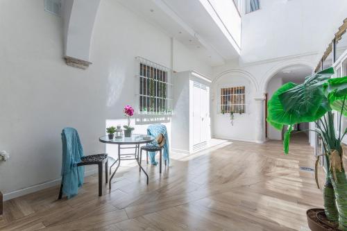 una sala da pranzo con un tavolo e sedie in una stanza di Doña Blanca Centro Diseño Minimalista a Jerez de la Frontera