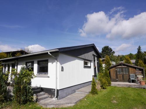 una casa blanca con techo negro en Ferienhaus FREE WILLI en Willingen