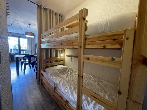 quelques lits superposés dans une chambre dans l'établissement Ours Blanc 11 - Studio 4 pers belle vue montagnes et pistes, à La Clusaz