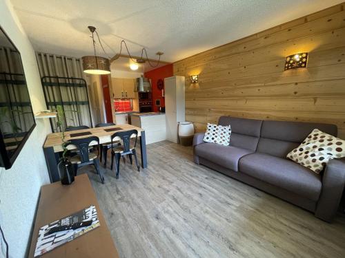 un salon avec un canapé et une table dans l'établissement Ours Blanc 11 - Studio 4 pers belle vue montagnes et pistes, à La Clusaz