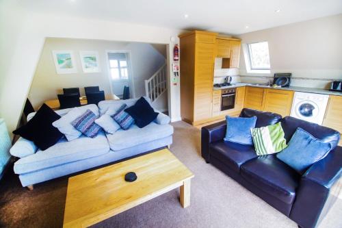 sala de estar con sofá y mesa en Lodges in Lanivet Cornwall with indoor pool, en Bodmin