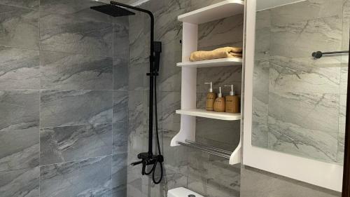 bagno con doccia e porta in vetro di Eco Nest a Hanoi