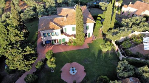 an overhead view of a large house with a roof at Residenza La Limonaia in Portoferraio