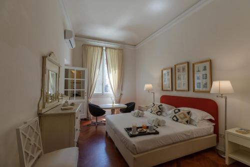 A bed or beds in a room at Big apartment a stone's throw from the Duomo
