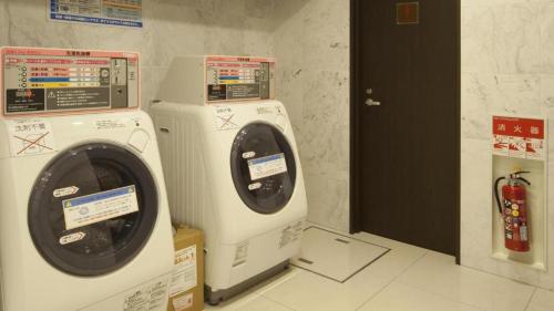 a washing machine and a dryer in a store at Toyoko Inn Tokyo Tameike-sanno-eki Kantei Minami in Tokyo