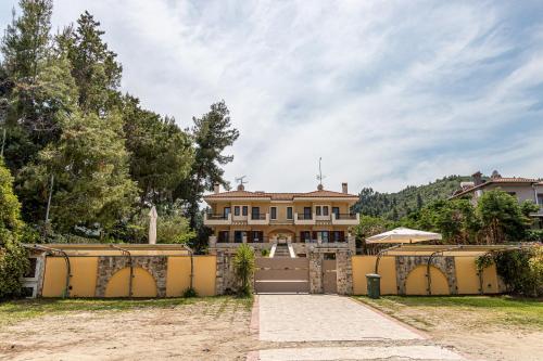 ペフコホリにあるLeisureNest Villa Pefkochoriの門前の古家