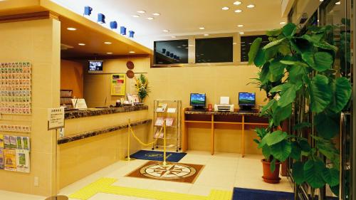 El vestíbulo o zona de recepción de Toyoko Inn Tokyo Uguisudani Ekimae