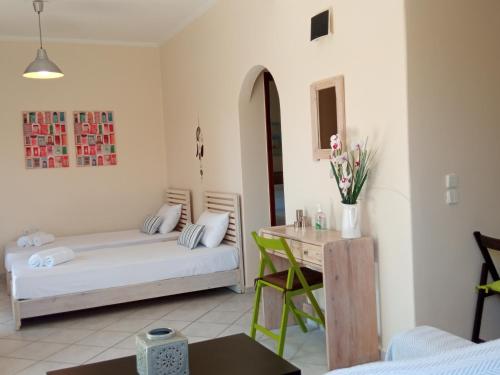 Postel nebo postele na pokoji v ubytování Sea Side House Kourouta