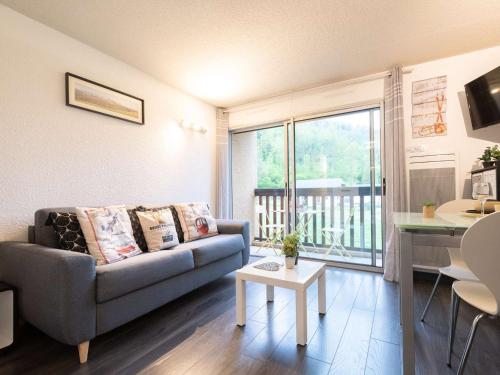 un salon avec un canapé et une table dans l'établissement Appartement rénové 4 personnes calme proche centre Saint-Lary - FR-1-296-241, à Saint-Lary-Soulan