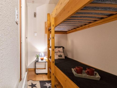 - une petite chambre avec des lits superposés dans une petite maison dans l'établissement Appartement rénové 4 personnes calme proche centre Saint-Lary - FR-1-296-241, à Saint-Lary-Soulan