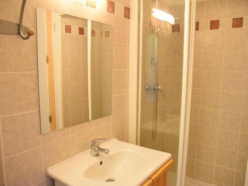 une salle de bain avec un lavabo et une douche dans l'établissement Studio RDC avec Jardinet, Exposition Ouest, 4 Pers., Animaux Acceptés, Equip. Complet à Montgenèvre - FR-1-266-111, à Montgenèvre