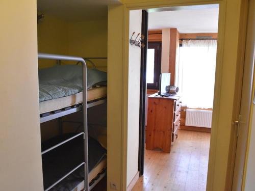 a room with two bunk beds and a desk at Studio Montgenèvre, 1 pièce, 4 personnes - FR-1-266-111 in Montgenèvre