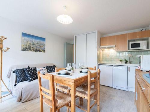 une cuisine et une salle à manger avec une table et des chaises dans l'établissement Appartement cosy 6 pers, jardin/terrasse, proche centre Saint-Lary, navette ski gratuite - FR-1-296-277, à Saint-Lary-Soulan