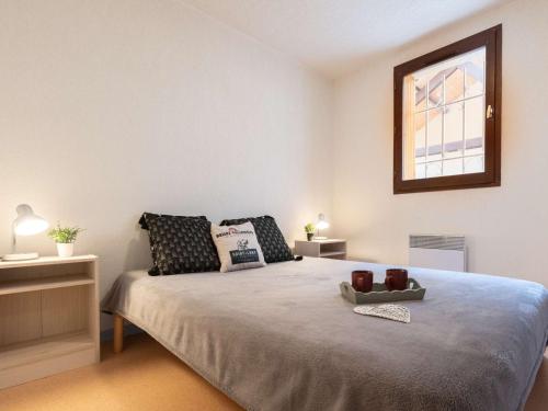 une chambre avec un lit et une fenêtre dans l'établissement Appartement cosy 6 pers, jardin/terrasse, proche centre Saint-Lary, navette ski gratuite - FR-1-296-277, à Saint-Lary-Soulan