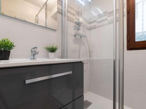 une salle de bain avec douche et lavabo dans l'établissement Appartement cosy 6 pers, jardin/terrasse, proche centre Saint-Lary, navette ski gratuite - FR-1-296-277, à Saint-Lary-Soulan