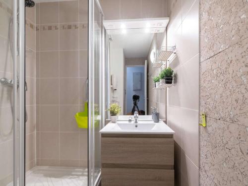 une salle de bain avec un lavabo et une douche dans l'établissement Appartement rénové 4 pers. calme proche centre Saint-Lary village - FR-1-296-357, à Saint-Lary-Soulan