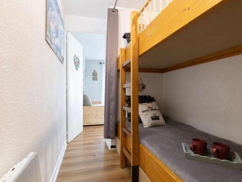 Cette petite chambre comprend des lits superposés et un escalier. dans l'établissement Appartement rénové 4 pers. calme proche centre Saint-Lary village - FR-1-296-357, à Saint-Lary-Soulan